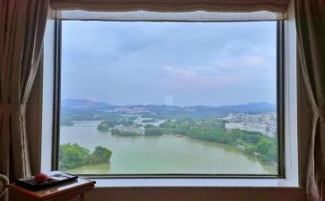 窗外八年级作文6篇